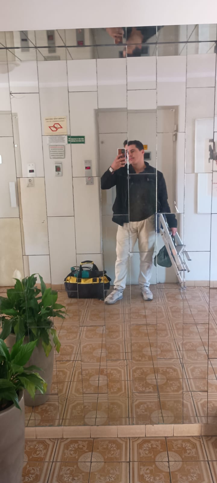 Profissional faz tudo da JS Faz Tudo com escada e bolsa de ferramentas em atendimento em São Paulo